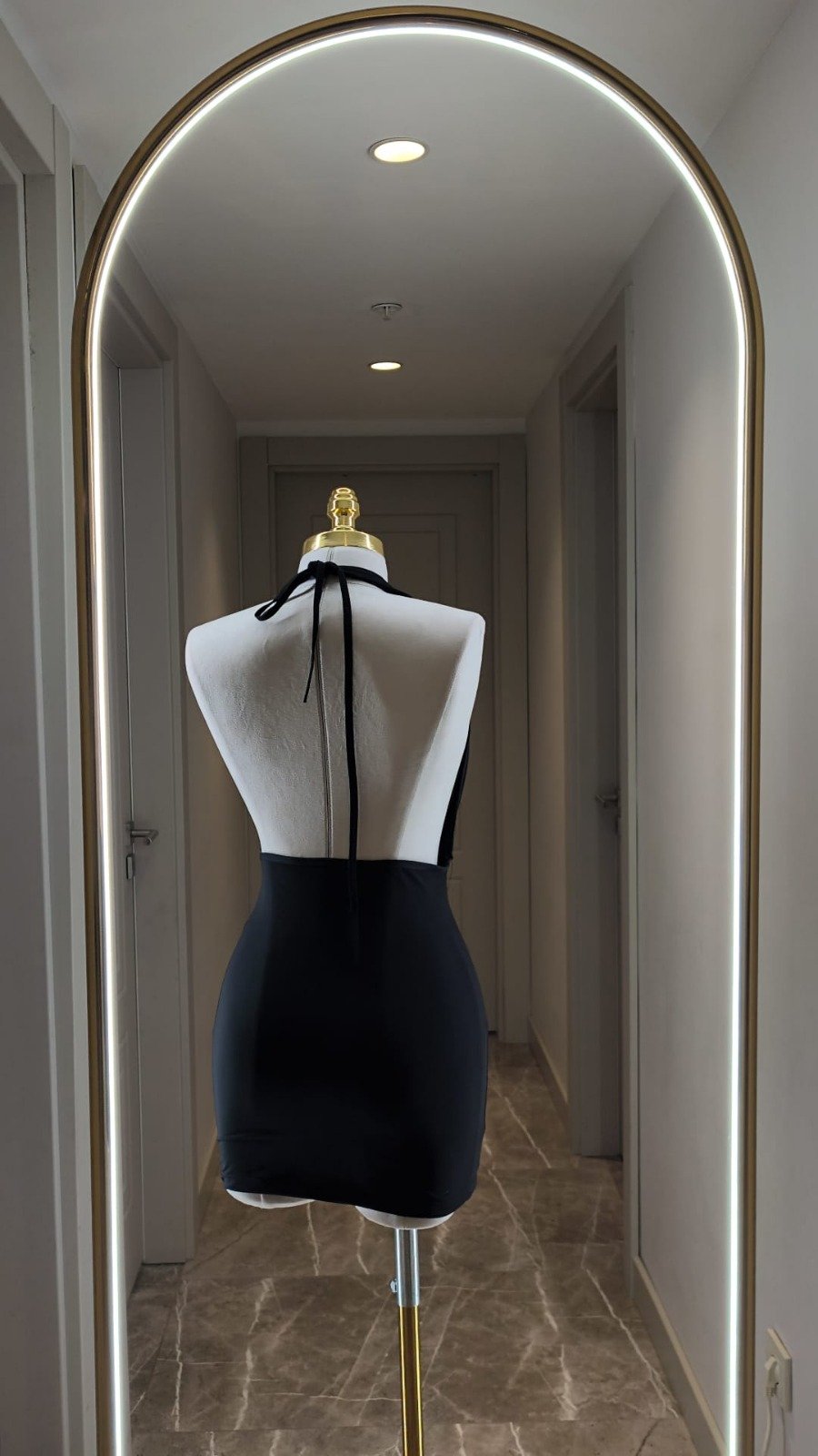 Derin Dekolteli Sırtı Açık Şık Siyah Elbise