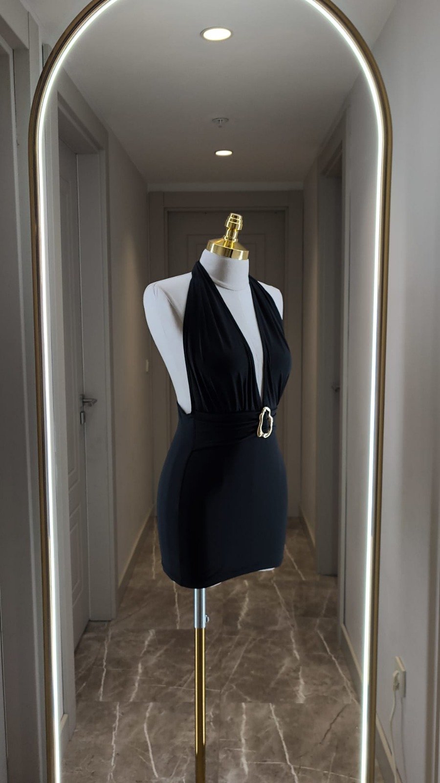 Derin Dekolteli Sırtı Açık Şık Siyah Elbise