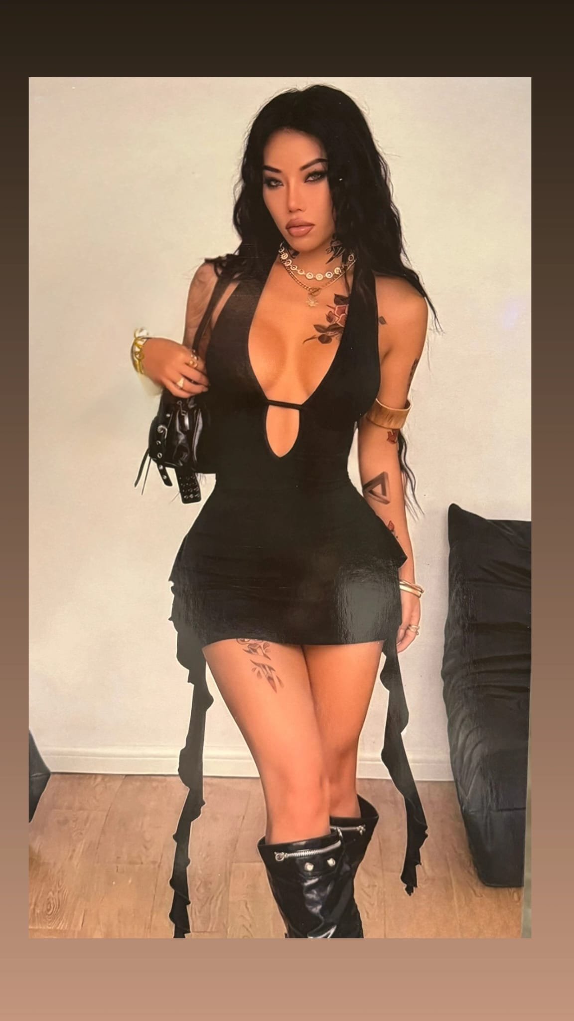 Siyah Derin Dekolteli Mini Elbise – Halter Yaka Gece Kombini