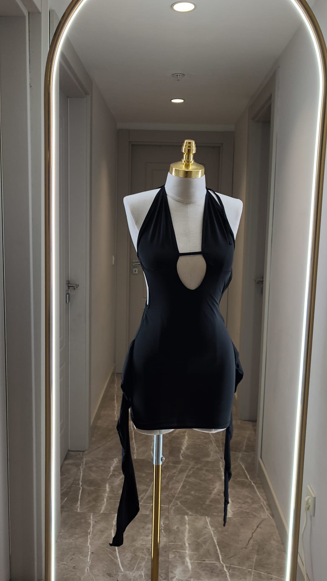 Siyah Derin Dekolteli Mini Elbise – Halter Yaka Gece Kombini