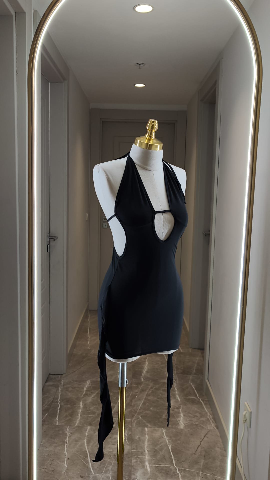 Siyah Derin Dekolteli Mini Elbise – Halter Yaka Gece Kombini