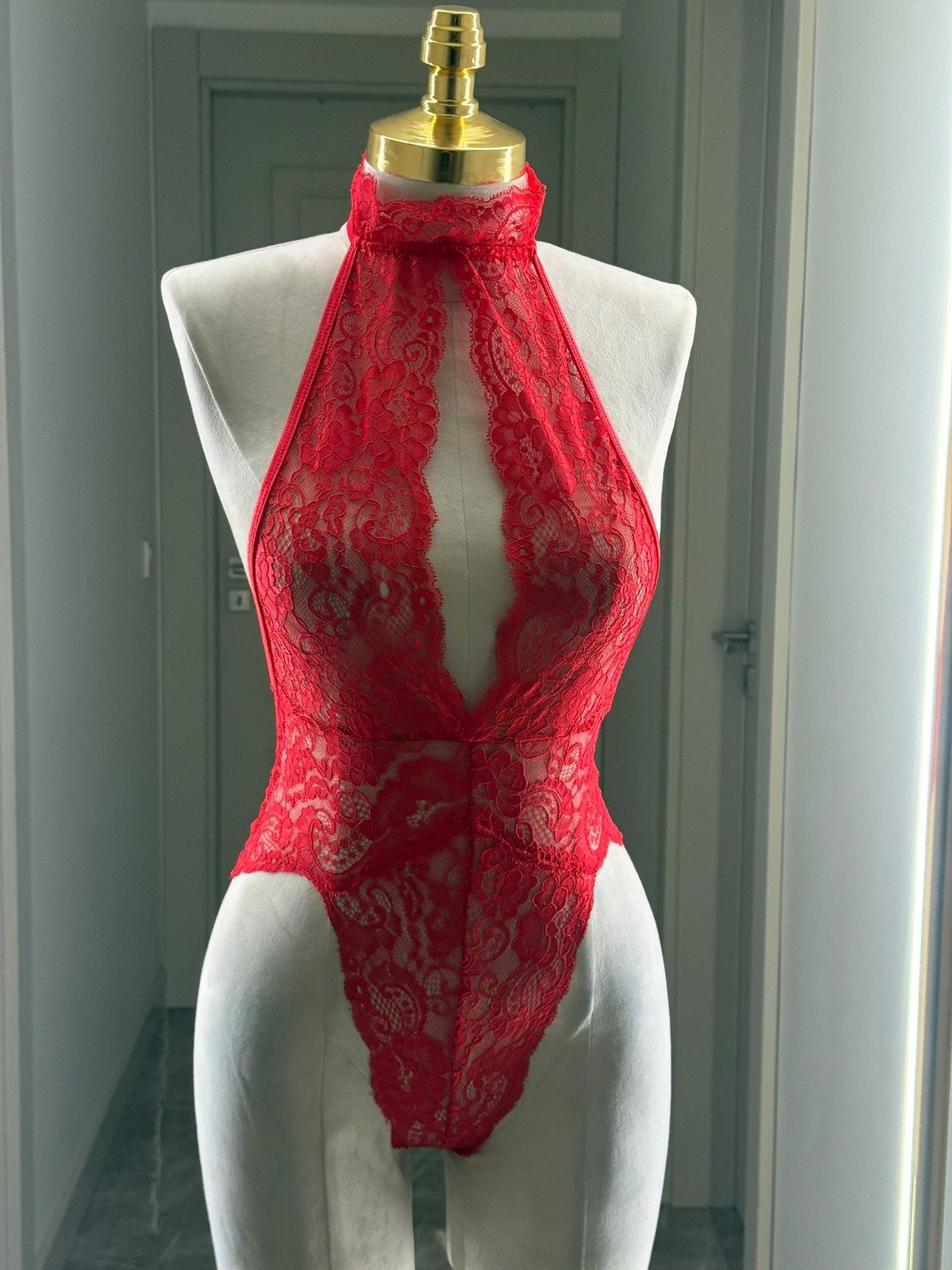 Kırmızı Dantel Halter Yaka Derin Dekolteli Fantezi Body