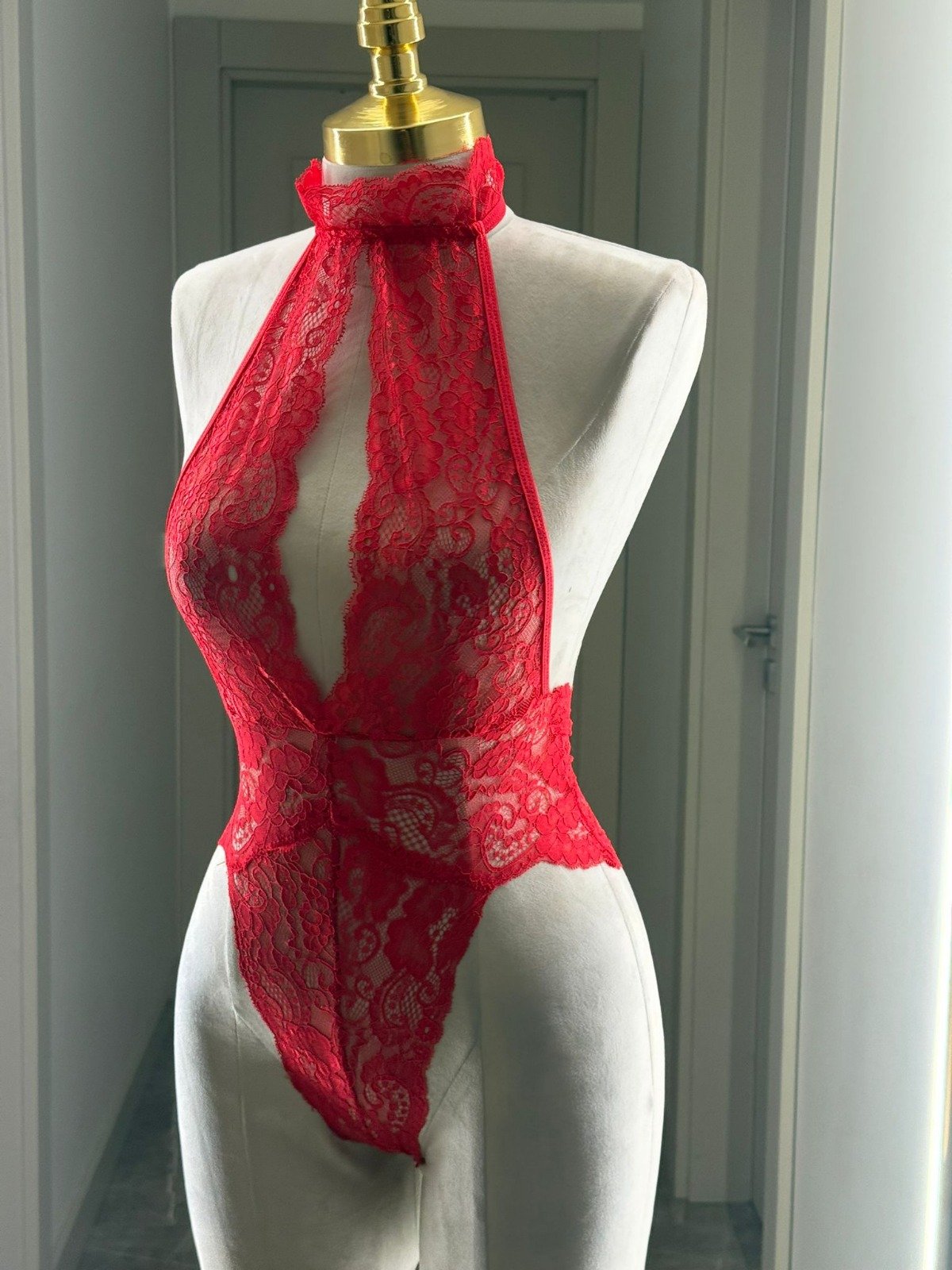 Kırmızı Dantel Halter Yaka Derin Dekolteli Fantezi Body