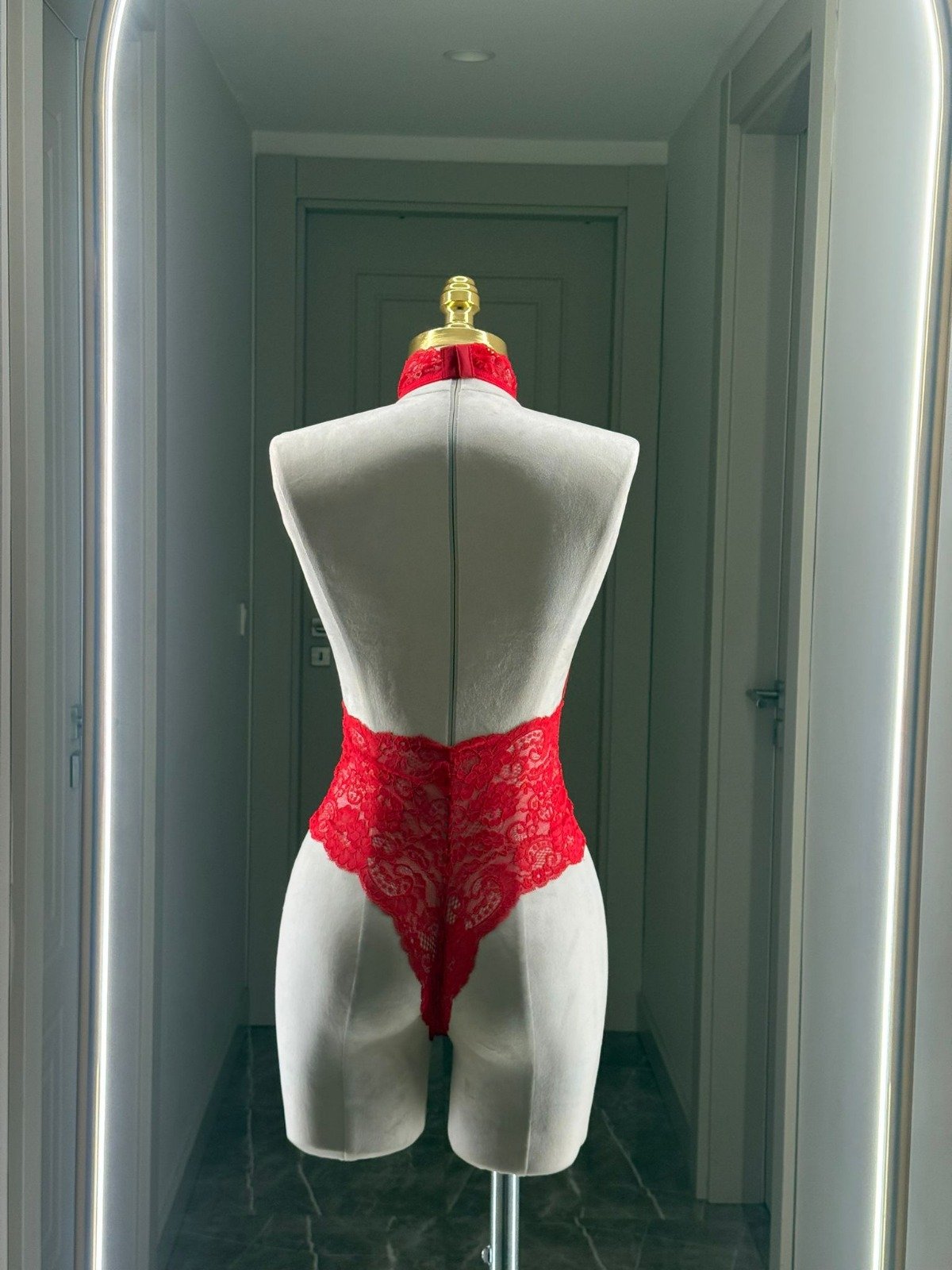 Kırmızı Dantel Halter Yaka Derin Dekolteli Fantezi Body